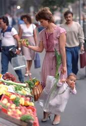 Kiskereskedelem - Gyermekével vásárló asszony