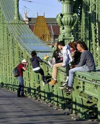  Városkép - Szabadidő - Fiatalok szórakoznak budapesti a Szabadság hídon