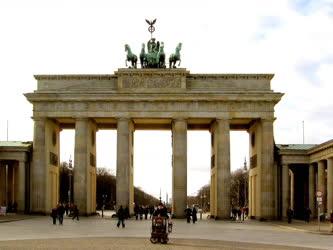 Berlin - A helyreállított Brandenburgi kapu