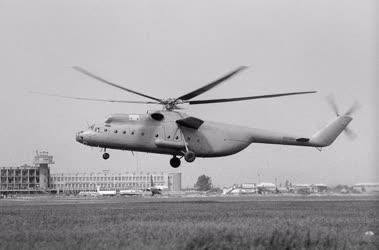 Közlekedés - Szovjet Mi-6-os típusú teher- és személyszállító helikopter Budapesten