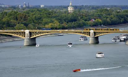 Városkép - Budapest - Sporthajó száguld a Dunán