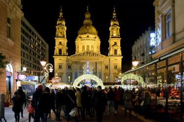 Ünnep - Budapest - Adventi vásár a Bazilikánál
