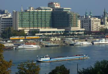Közlekedés - Budapest - Teherhajó a pesti Duna-szakaszon