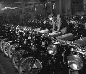 Motorkerékpár gyár