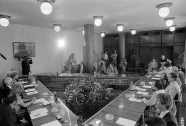 Belpolitika - Aláírták az MSZMP és az Ellenzéki Kerekasztal közötti megállapodást
