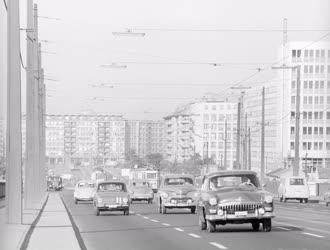 Városkép-életkép - Forgalom a Petőfi hídon