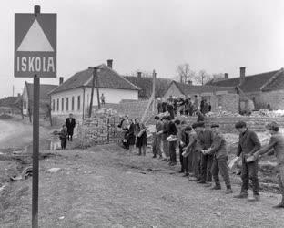 Iskola - Társadalmi munkában épül a nemesvámosi park és az iskola