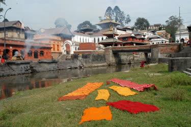 Nepál - Katmandu - A Pashupati-templom