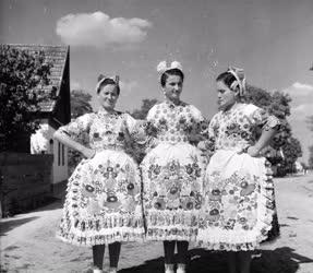 Kultúra - Folklór - Kalocsai népviseletbe öltözött nők