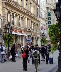 Városkép - Budapest - Hátizsákos turisták a Váci utcában