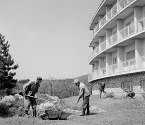 Park - Pécsi Kertészeti Vállalat az Üdülő Szállónál