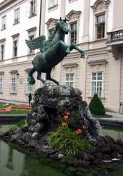Műalkotás - Salzburg - Pegazus-szobor a Mirabell-kertben
