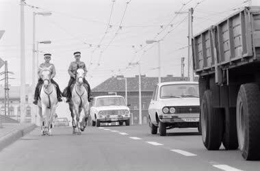 Közlekedés - Lovas rendőrök az Élmunkás hídon