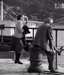 Életkép - Pihenő emberek a Duna-parton
