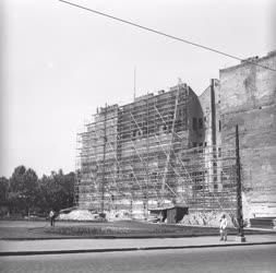 Gazdaság - Tatarozás az Engels téren 1956-ban