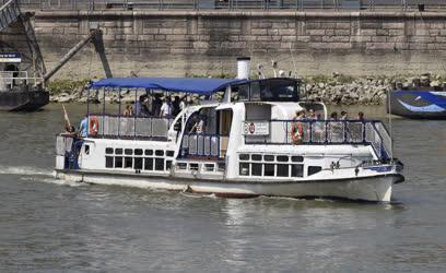 Közlekedés - Budapest - Hableány BKK hajó
