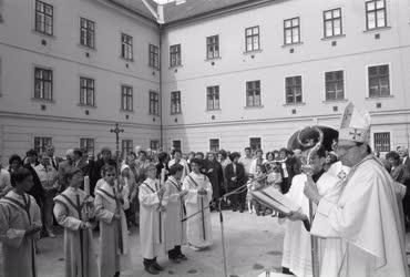 Egyház - Oktatás - Az angolkisasszonyok kollégiumának felszentelése Egerben
