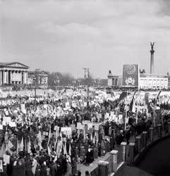 Ünnep - Április 4-i felvonulás 1952-ben Budapesten