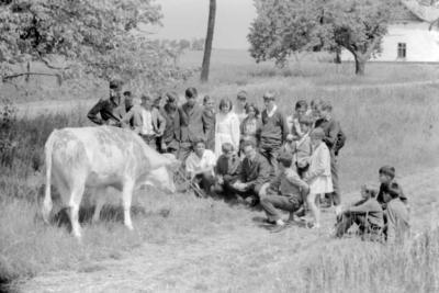 Oktatás - Biológiaóra a tanyasi iskola udvarán