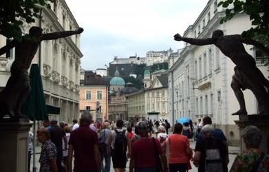 Idegenforgalom - Salzburg - Turisták a belvárosban