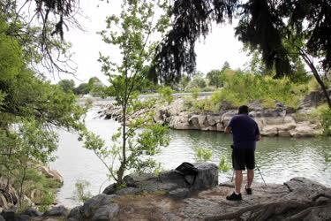 Zsáner - Idaho Falls - Fényképező turista a Snake folyónál