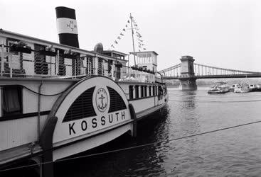 Közlekedés - Múzeumhajó a Duna-korzón