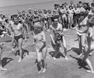 Szabadidő - Táncoló fiatalok a siófoki strandon