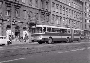 Közlekedés - Budapest - Ikarus 180-as típusú csuklós autóbusz 