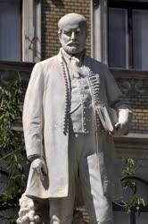 Városkép - Kultúra - Semmelweis Ignác-szobor a fővárosban