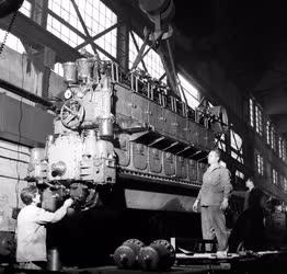 Ipar - Járműipar - Dízelmozdonyt javítanak a Landlerban