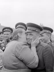 Külkapcsolat - Szovjet katonák búcsúztatása