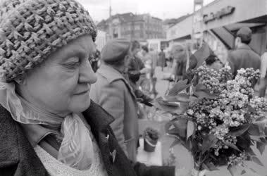 Életmód - Idős asszony a Moszkva téren