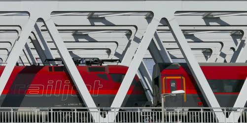 Közlekedés - Budapest - Railjet vonat az Összekötő vasúti hídon