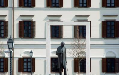 Köztéri szobor - Budapest - Bethlen István a Kármelita kolostor előtt