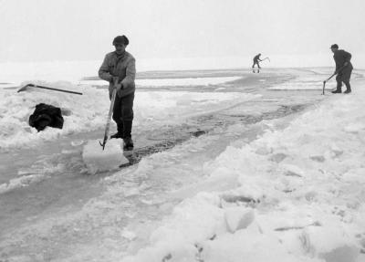 Ipar - Életkép - Vágják a Balaton jegét