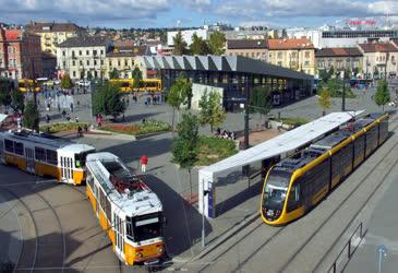 Közlekedés - Budapest - Villamosok a Széll Kálmán téren