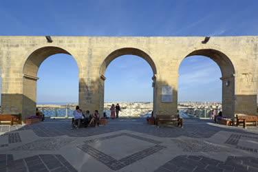 Idegenforgalom - Valletta - Turisták a Barakka Kert teraszán