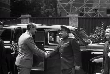 Külpolitika - Nagy Ferenc átveszi az ajándék szovjet személyautót