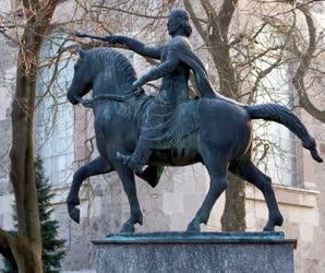 Köztéri szobor - Esztergom - Szent István lovasszobra