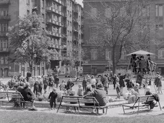 Városkép - Életkép - Budapest - Játszótér a Néphadsereg téren