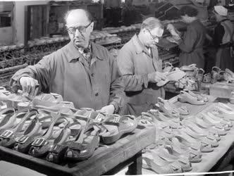 Ipar - Cipőgyártás - Minőségi ellenőrzés a Divat Cipőgyárban
