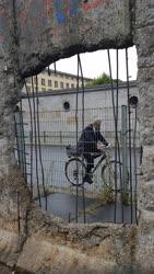 Történelmi emlék - Berlin - A berlini fal megmaradt darabjai