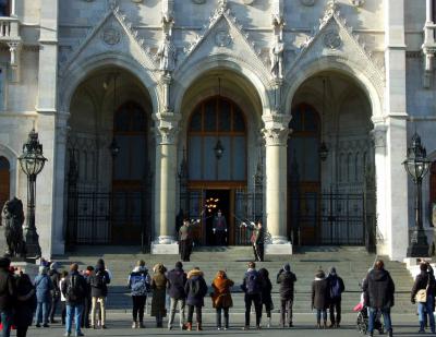 Turizmus - Budapest - Őrségváltás a Parlamentnél