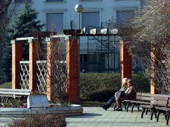 Életkép - Budapest - Nyugdíjasok pihennek a Kerekerdő parkban