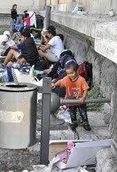 Illegális bevándorlás - Budapest - Migránsok a Baross téren