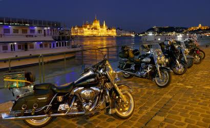 Városkép - Budapest - Turisták motorkerékpárjai a hotelhajónál