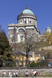 Városkép - Esztergom - Iskolások a bazilikánál