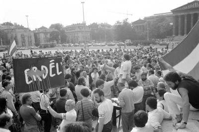 Belpolitika - Demonstráció a romániai falurombolás ellen