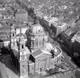 Városkép - A bazilika és környéke légi felvételről
