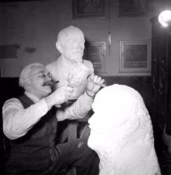 Kultúra - Pátzay Pál szobrász Lenin-szobrot farag